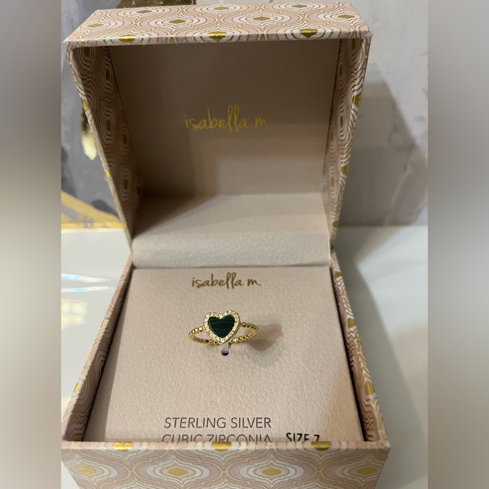 🛍️NIB Isabella m Gold and Green Heart Ring - Size 7